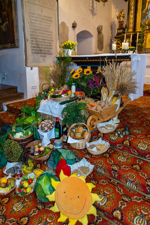 Image: _JA 24256 Erntedank in Hohenried, Erntedankaltar.jpg